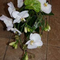 Bouquet de mariée avec structure en fil de bonzai, Phalaenopsis, freesia, anthurium vert,  