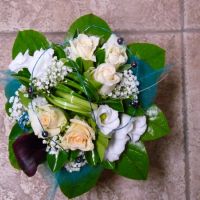 Bouquet de mariée rond, de roses, lisianthus,bear grass, salal