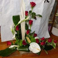 Composition haute de mariage , de roses bordeaux