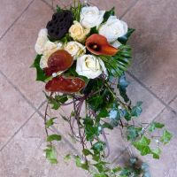 Bouquet de mariée, arum(cala)marron, roses crème, lierre retombant...
